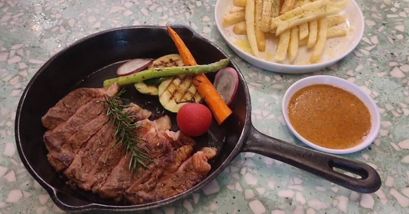 Potret Organic Grass Fed Sirloin Steak with Creamy Andaliman Sauce, Selasa (02/07/2024), di Steak Hotel by HOLYCOW!, Gandaria City Mall, Jakarta Selatan. - Popmama.com/Erenzwei Ernawan